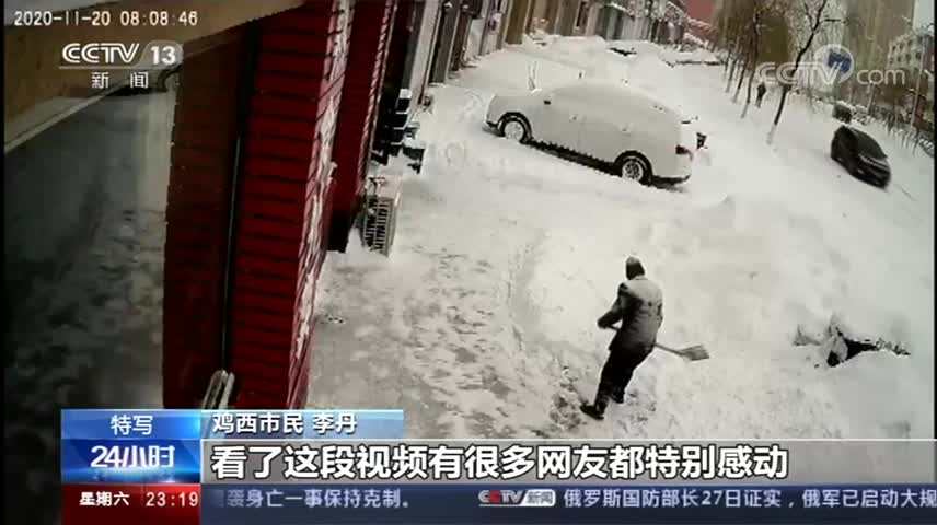 暴雪后拾荒老人主动为餐馆清雪，背后原因让人感动-1.jpg