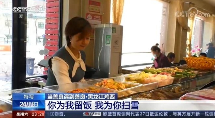 暴雪后拾荒老人主动为餐馆清雪，背后原因让人感动-3.jpg