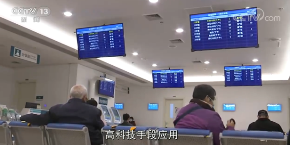 新科技却成老人的“老大难”？白岩松：智能化生活“等...-8.jpg