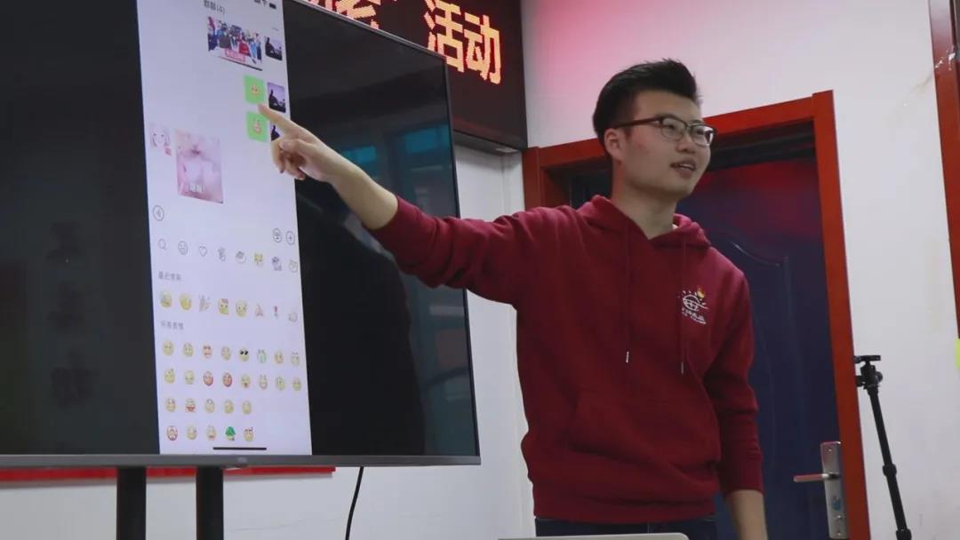 新科技却成老人的“老大难”？白岩松：智能化生活“等...-16.jpg