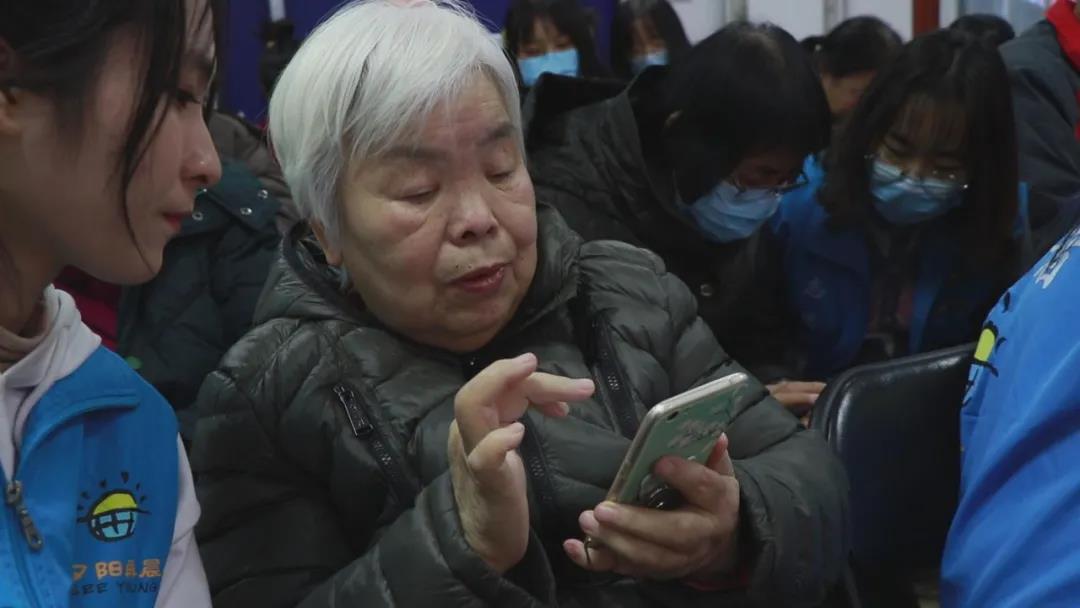 新科技却成老人的“老大难”？白岩松：智能化生活“等...-17.jpg