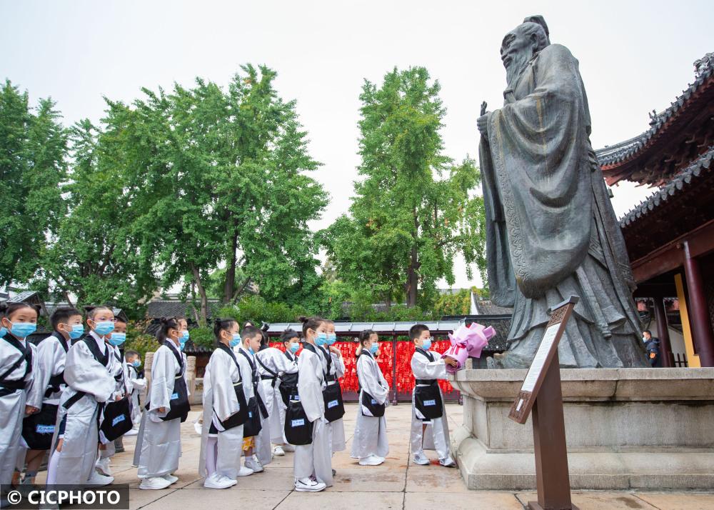 江苏南京：小学新生“开笔破蒙”-3.jpg