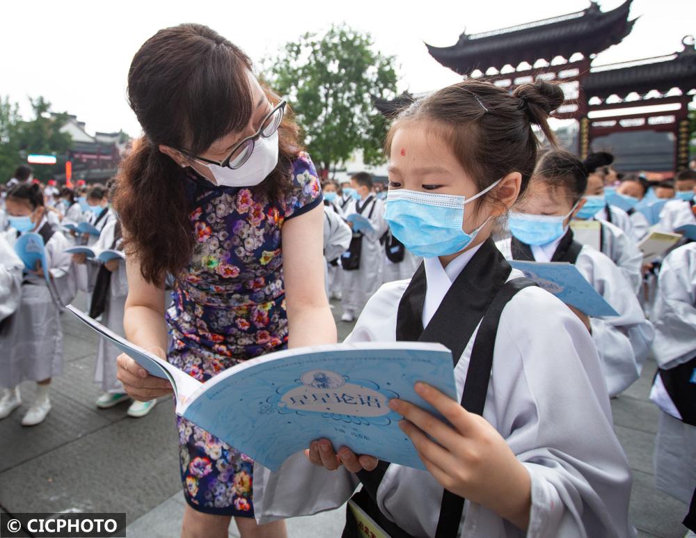 江苏南京：小学新生“开笔破蒙”-4.jpg