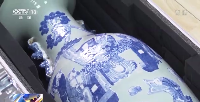 上海长江口二号古船成功整体打捞出水 超600件水下文物入...-2.png