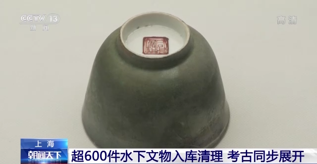 上海长江口二号古船成功整体打捞出水 超600件水下文物入...-3.png