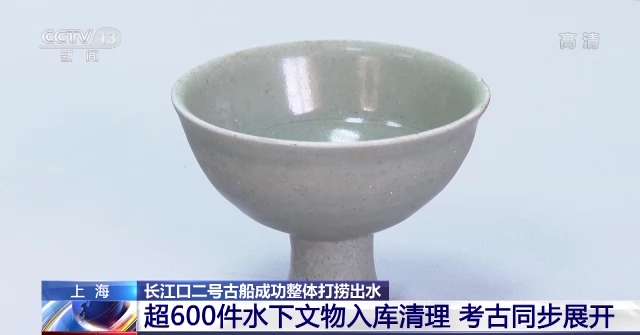 上海长江口二号古船成功整体打捞出水 超600件水下文物入...-7.png