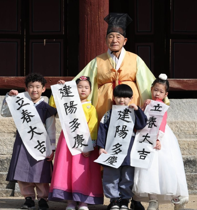韩国写白纸黑字春联庆祝立春 韩媒：体现迎福的心愿-3.jpg