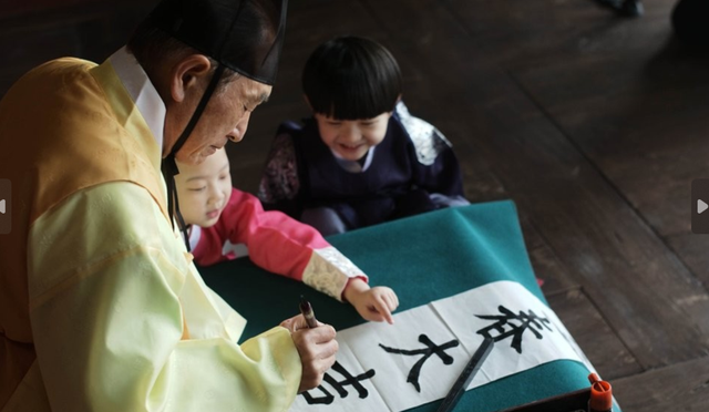 韩国写白纸黑字春联庆祝立春 韩媒：体现迎福的心愿-4.jpg