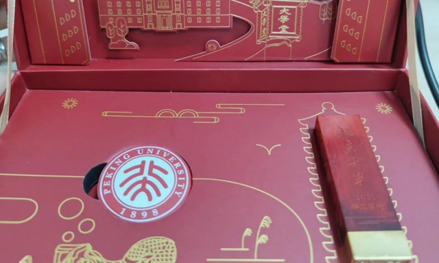 暖心！这些高校的毕业礼物，每一件都让人羡慕-2.jpg