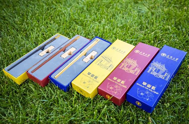 暖心！这些高校的毕业礼物，每一件都让人羡慕-16.jpg