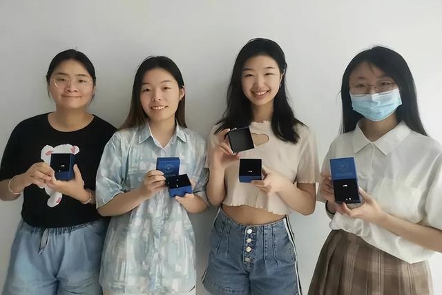 暖心！这些高校的毕业礼物，每一件都让人羡慕-25.jpg