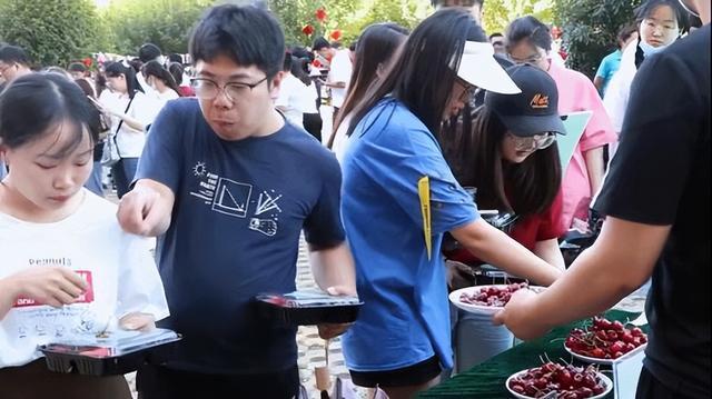 暖心！这些高校的毕业礼物，每一件都让人羡慕-44.jpg