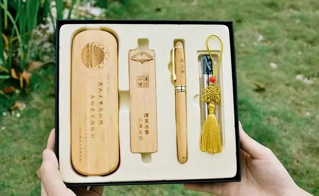 暖心！这些高校的毕业礼物，每一件都让人羡慕-46.jpg