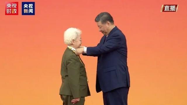 田华荣获“人民艺术家”国家荣誉称号-1.jpg